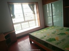 光彩大市场旁 两室出租 带基本家具家电 拎包入住