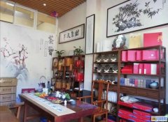 共两层，大门茶室和两个包厢，外加厨房洗手间，二楼棋牌，可改为