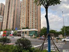 和邦大厦临街店面出租，无转让.中介费，可重餐饮，拎包经营