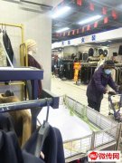 成功转出德隆广场超市入口服装档口