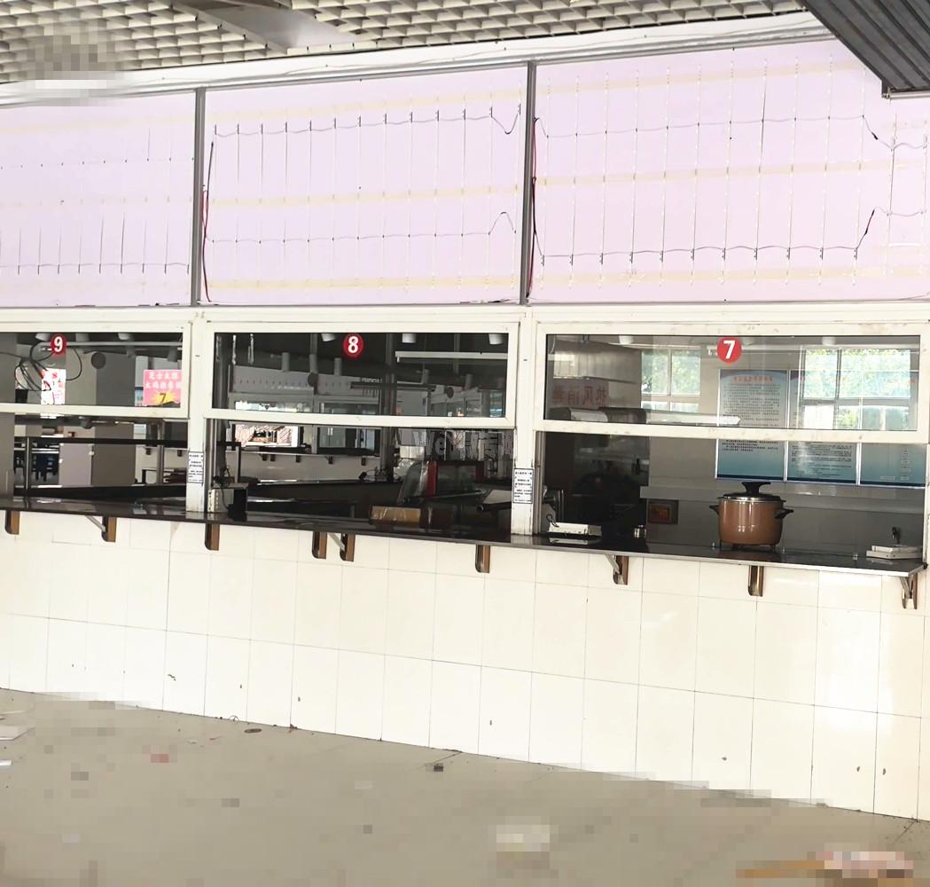 红旗大街卫校食堂鸡柳卷饼招后厨